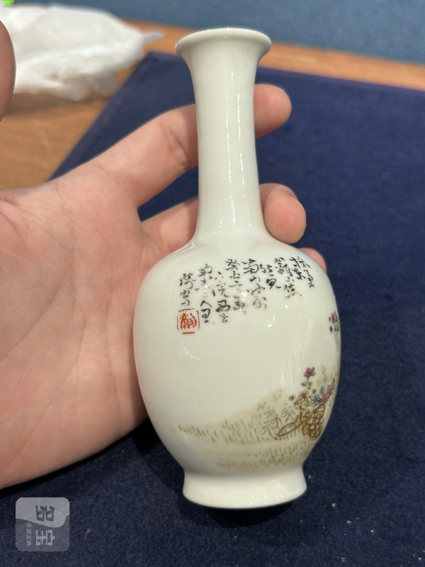 1933年 作王琦粉彩渊明采菊图瓶 - 图3